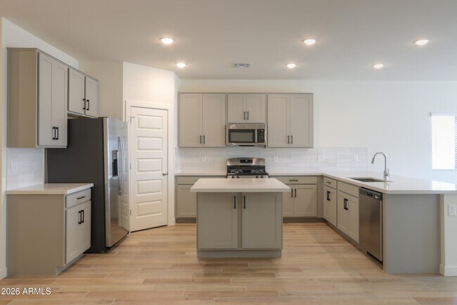 40285 W Chambers Ave photo 2