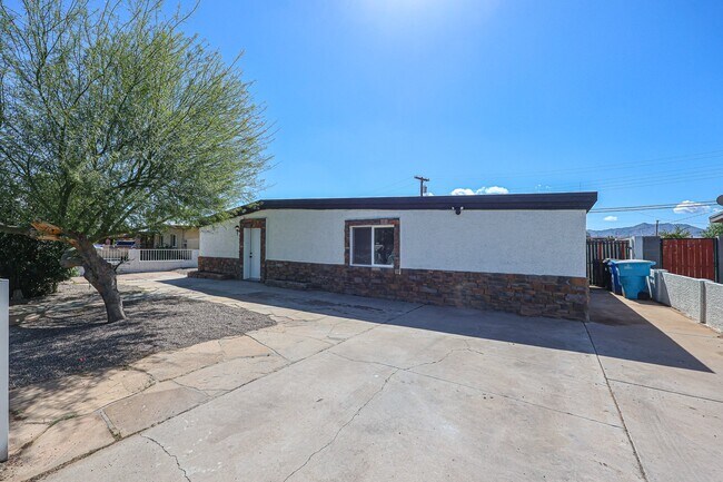 3607 W La Salle St Phoenix, AZ 85041 photo 2