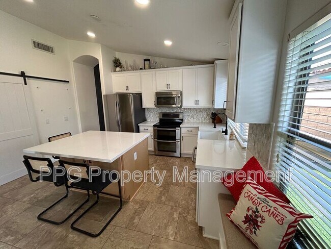 10209 W Country Club Trail Peoria, AZ 85383 photo 4