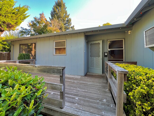 1052 Vassar Dr Napa, CA 94558 photo 2