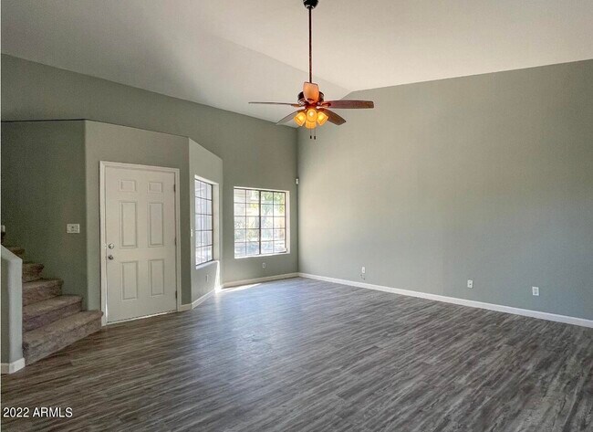 1124 E Rose Ln photo 4