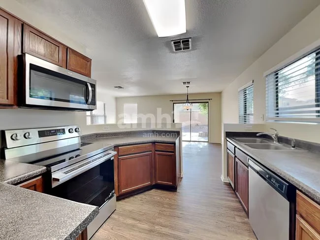 9680 N 82nd Ln Peoria, AZ 85345 photo 4