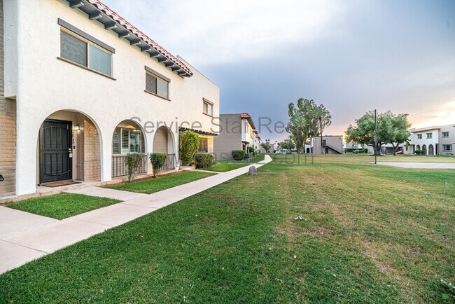 2948 E Clarendon Ave Phoenix, AZ 85016 photo 3