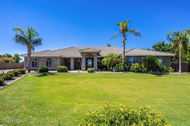 2607 E Melrose St photo 2