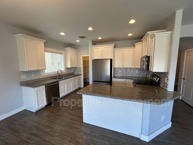 804 Gary Ln Phoenix, AZ 85042 photo 3