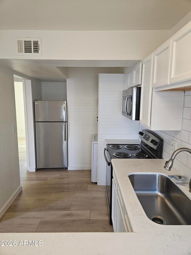 1330 E Highland Ave Phoenix, AZ 85014 photo 4