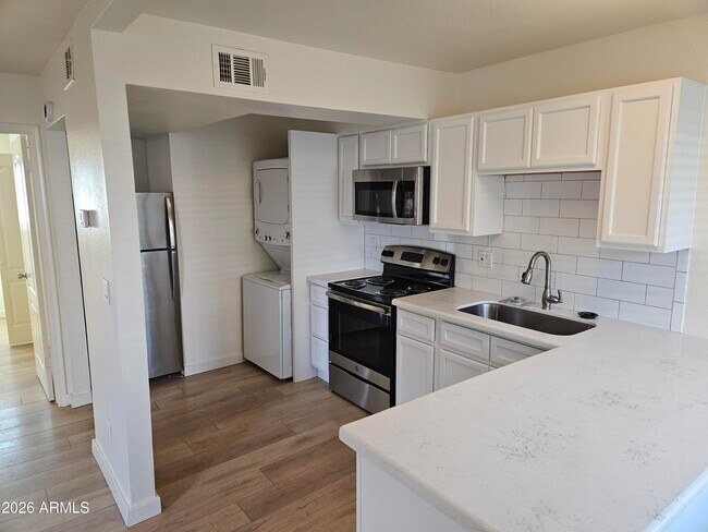 1330 E Highland Ave Phoenix, AZ 85014 photo 3