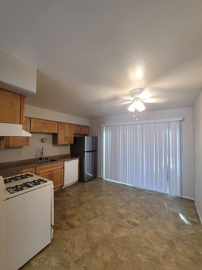 1108 W 5th St Antioch, CA 94509 photo 2