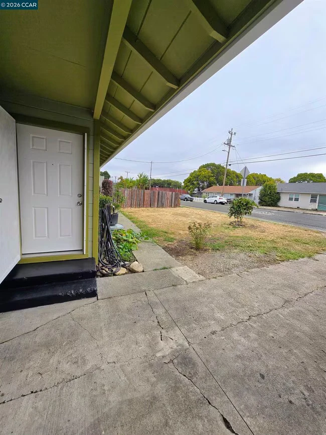 905 Pine St Vallejo, CA 94590 photo 3