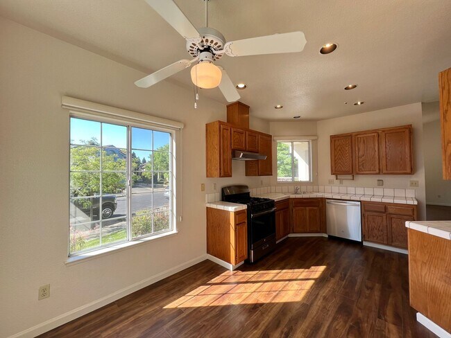 2160 Camenson St Napa, CA 94558 photo 4