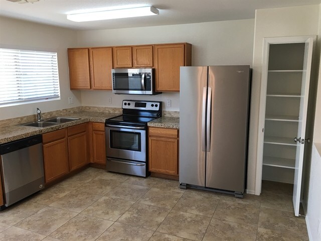 10533 W Sands Dr Peoria, AZ 85383 photo 3