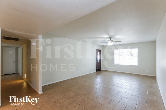 5715 S Siesta Ln Tempe, AZ 85283 photo 4