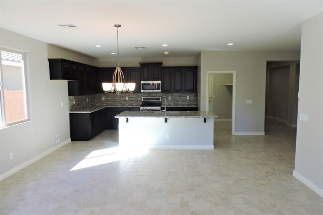 Newer 4 Bed, 2 Bath In Norterra photo 4