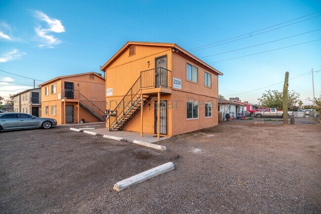 2226 E Pueblo Ave Phoenix, AZ 85040 photo 3