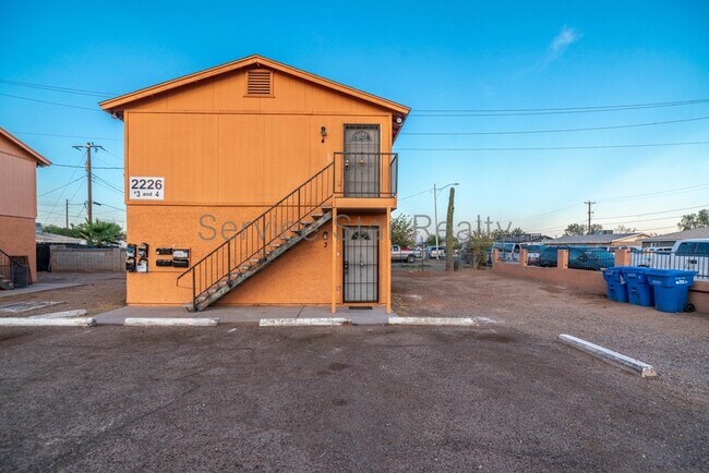 2226 E Pueblo Ave Phoenix, AZ 85040 photo 2