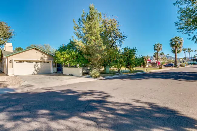 526 E Flynn Ln Phoenix, AZ 85012 photo 2