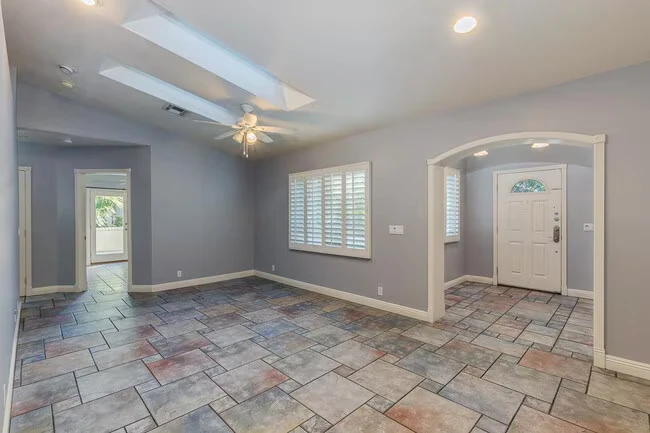 526 E Flynn Ln Phoenix, AZ 85012 photo 5