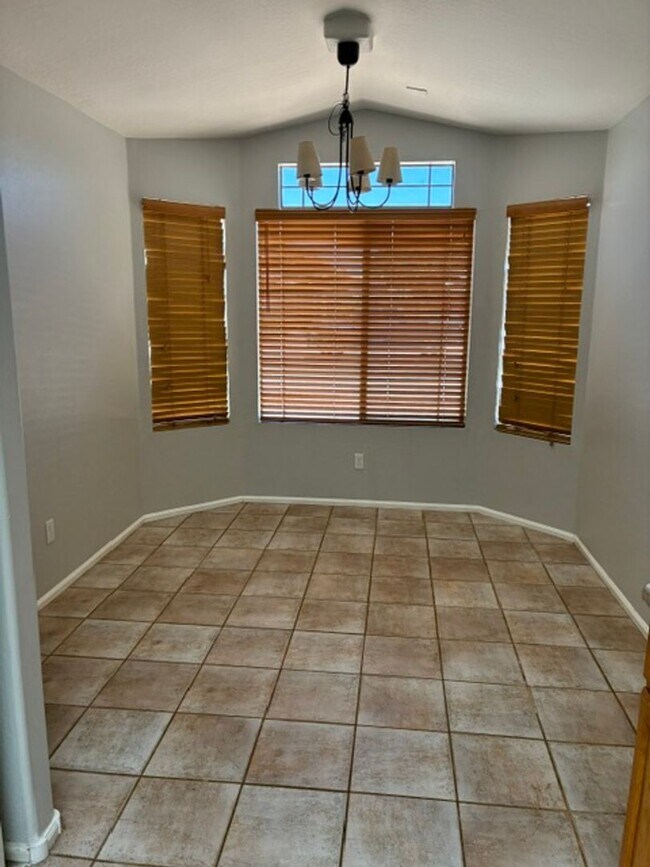 529 E Cantebria Dr Gilbert, AZ 85296 photo 3