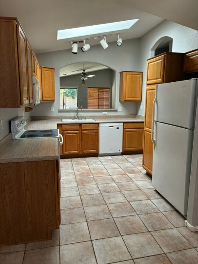 529 E Cantebria Dr Gilbert, AZ 85296 photo 2