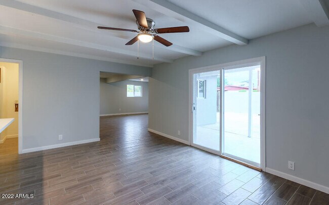 1654 N Queensbury photo 4