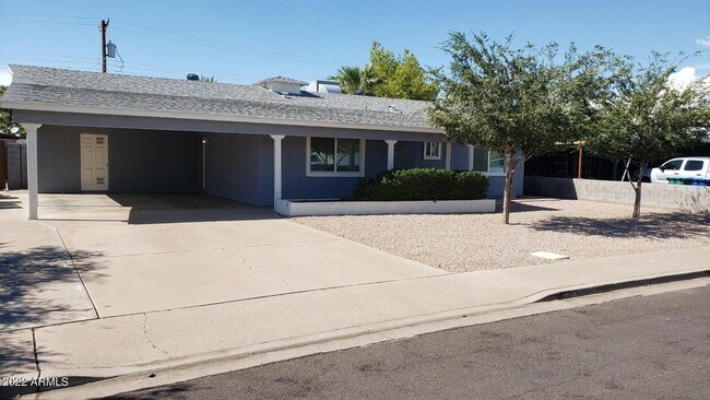 1654 N Queensbury photo 2