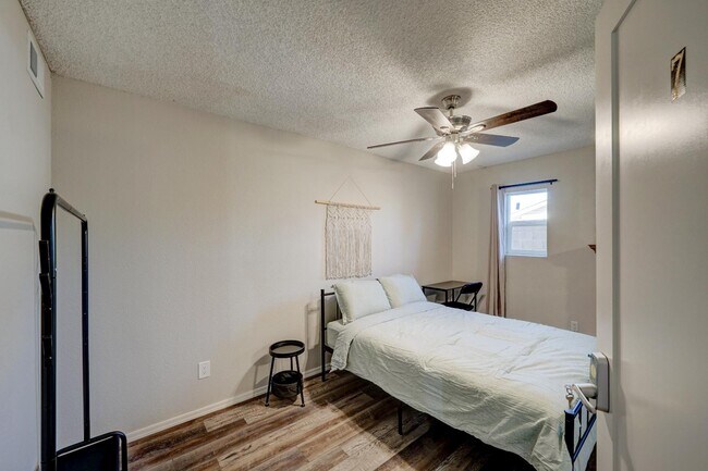 5124 W Harmont Dr Glendale, AZ 85302 photo 4
