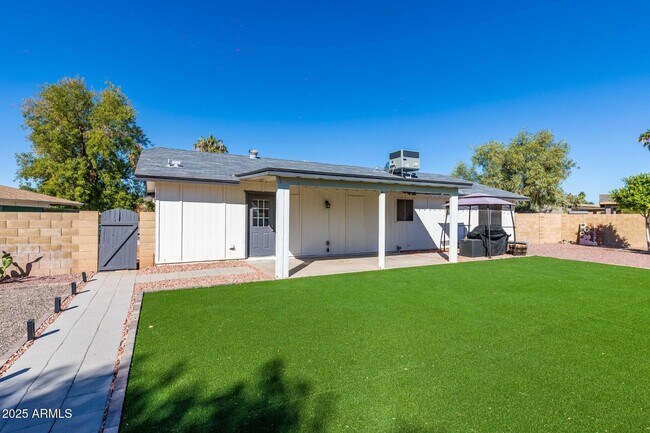 137 S Salt Cedar Pl Chandler, AZ 85225 photo 2