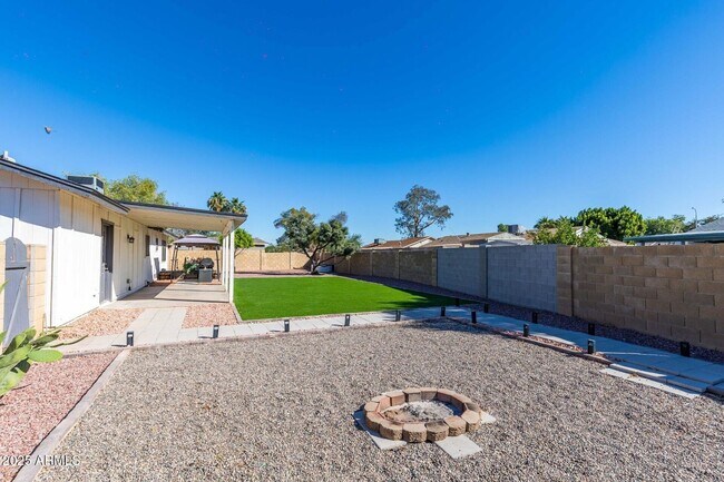 137 S Salt Cedar Pl Chandler, AZ 85225 photo 4