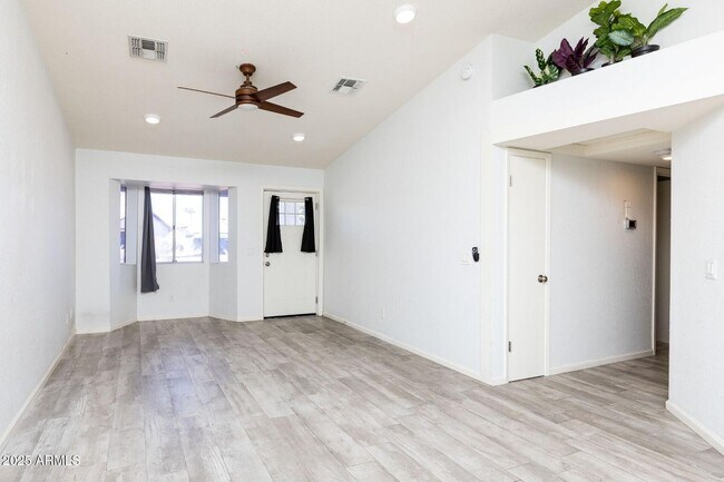 137 S Salt Cedar Pl Chandler, AZ 85225 photo 5