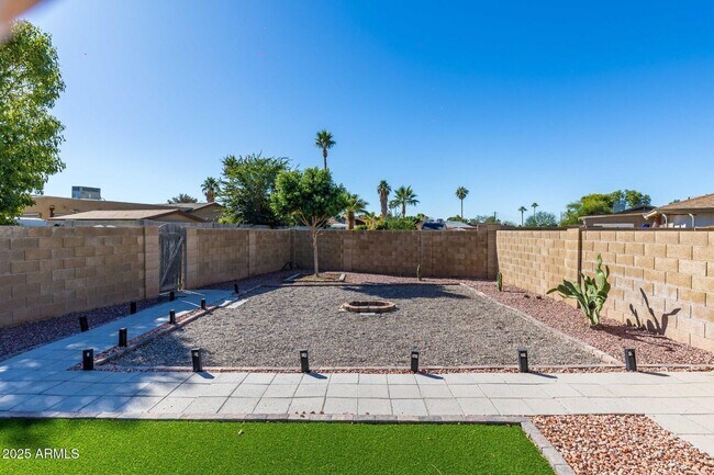 137 S Salt Cedar Pl Chandler, AZ 85225 photo 3