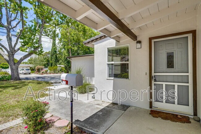 1125 Burgoyne St Mountain View, CA 94043 photo 3