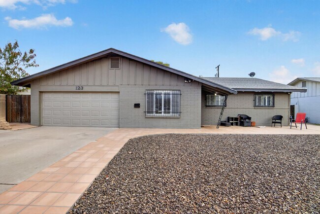 123 E Erie Dr Tempe, AZ 85282 photo 2