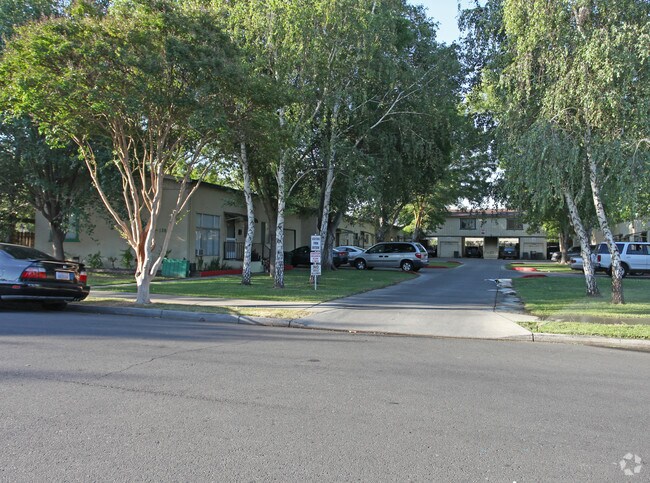 123 W Beverly Pl photo 2