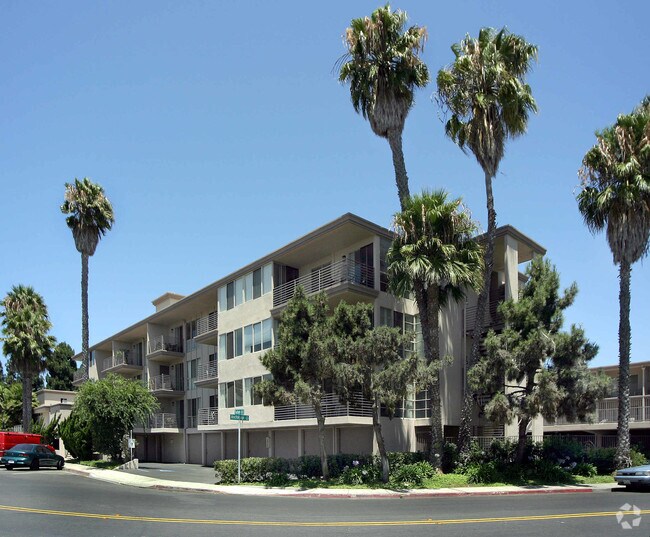 Yacht Club Condominiums photo 2