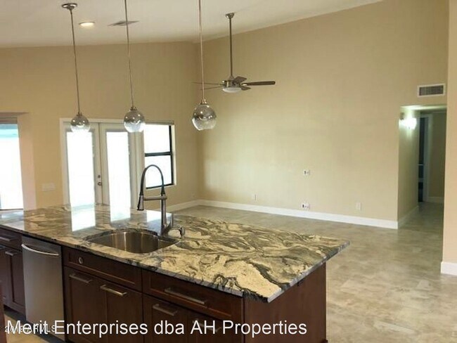 7074 S Jentilly Ln Tempe, AZ 85283 photo 4