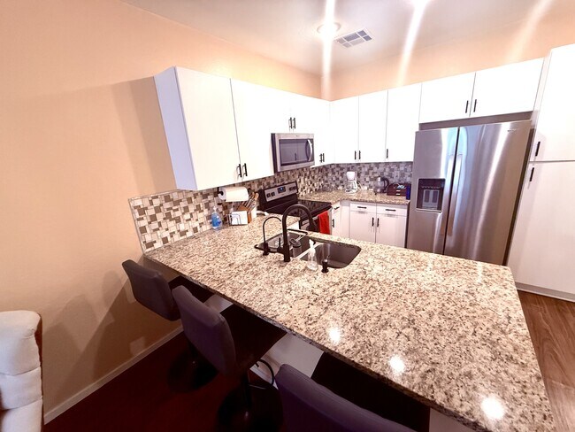 2329 E Huntington Dr photo 4