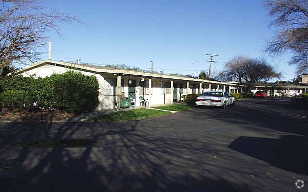 1406 Woolner Ave photo 3