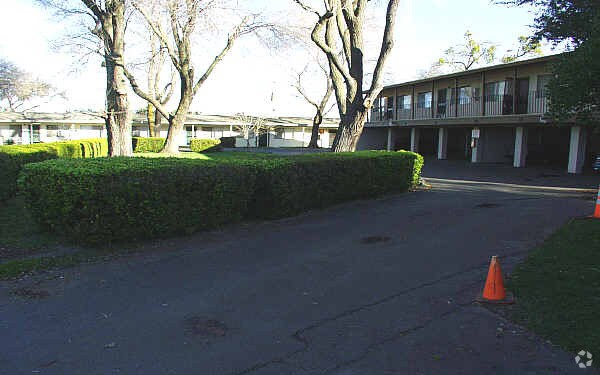 1406 Woolner Ave photo 2