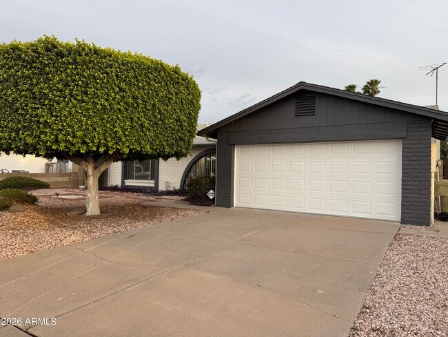 5817 W Tierra Buena Ln Glendale, AZ 85306 photo 2