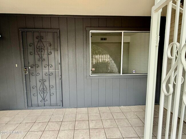 5817 W Tierra Buena Ln Glendale, AZ 85306 photo 4