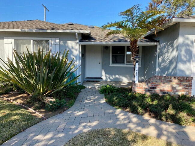 1052 Clark Ave photo 4