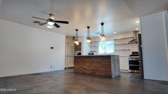 8637 East Keim Drive, Scottsdale, AZ 85250 photo 5