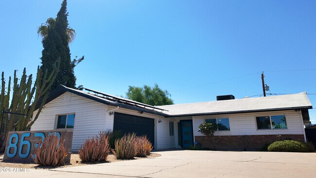 8637 East Keim Drive, Scottsdale, AZ 85250 photo 2