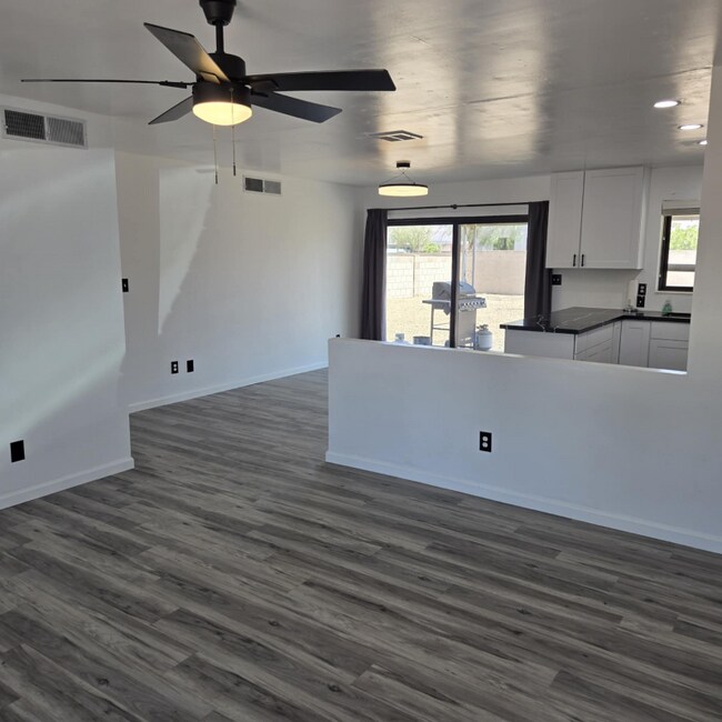 10521 W Loma Ln Peoria, AZ 85345 photo 2