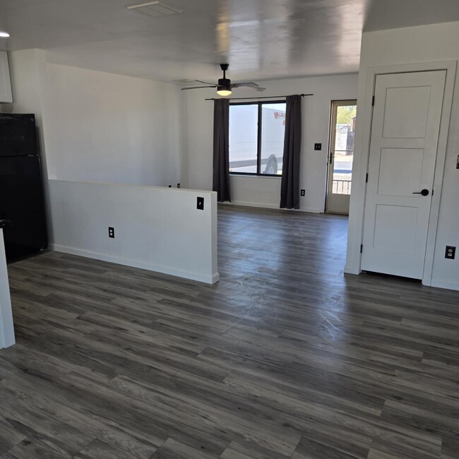 10521 W Loma Ln Peoria, AZ 85345 photo 3