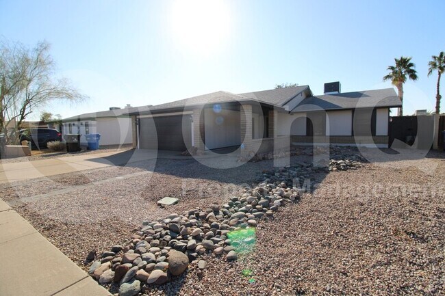 227 W Taro Ln Phoenix, AZ 85027 photo 2