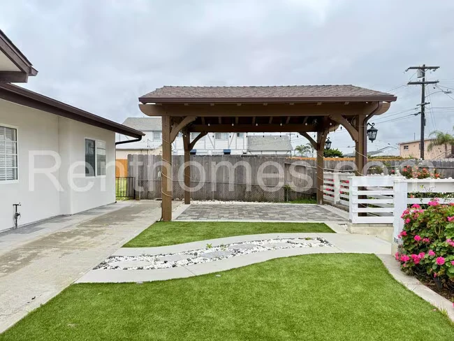 1410 Shoshone St Oceanside, CA 92058 photo 2