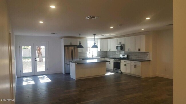 2241 E Heatherbrae Dr Phoenix, AZ 85016 photo 2