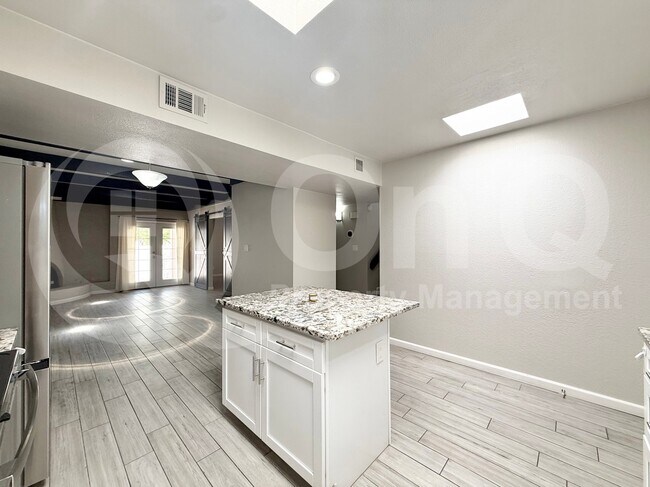 3211 S College Ave Tempe, AZ 85282 photo 2