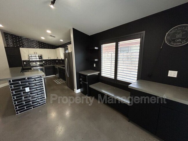 13932 W Mauna Loa Ln Surprise, AZ 85379 photo 4